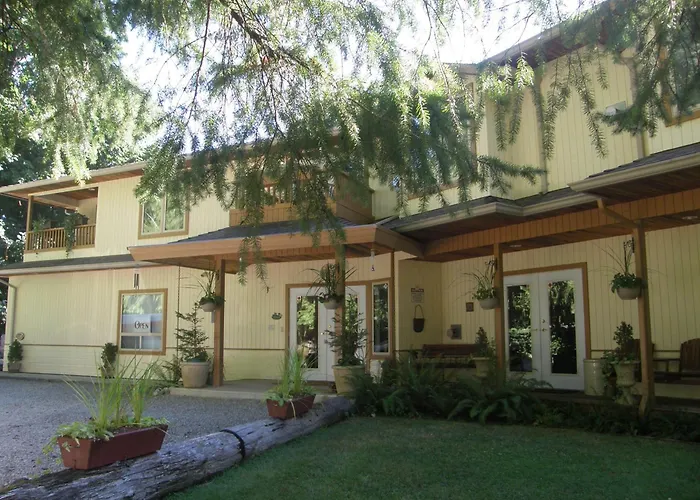 Cedar Wood Lodge Bed & Breakfast Inn