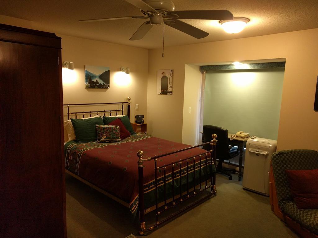 Cedar Wood 4*