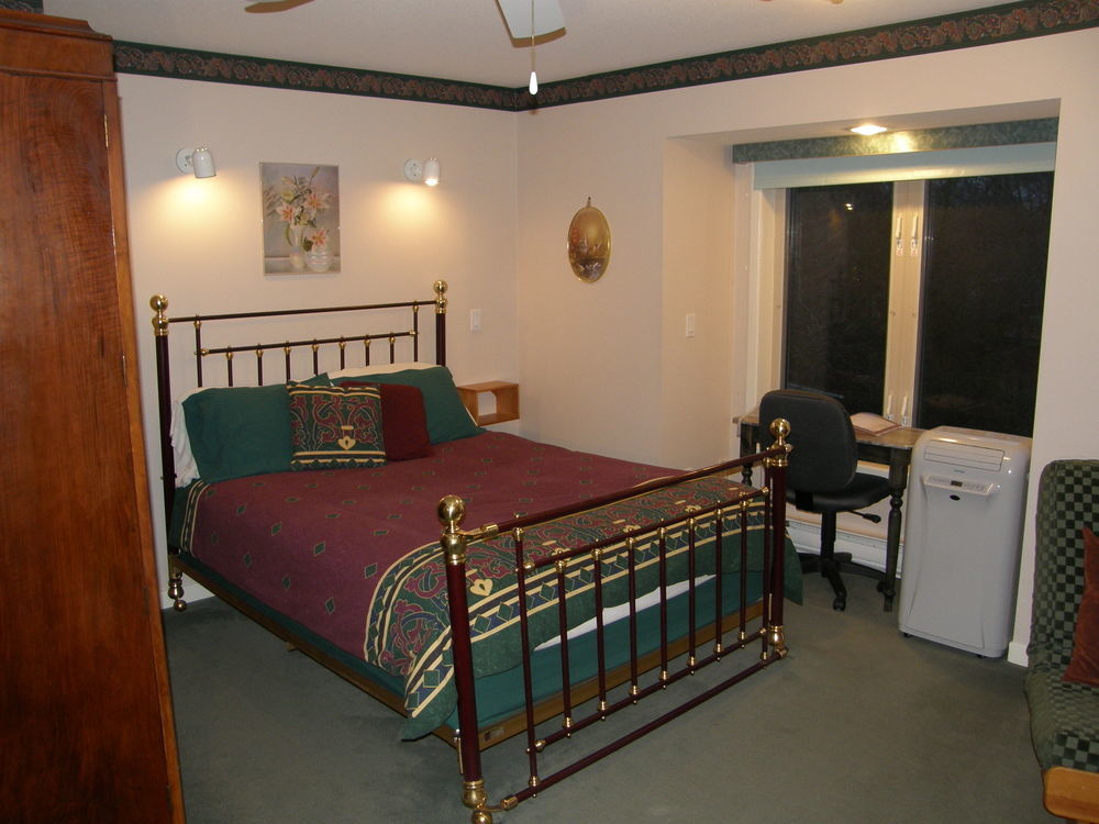 Cedar Wood Bed & Breakfast