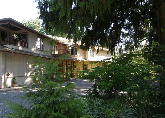 Cedar Wood Lodge Bed & Breakfast Inn
