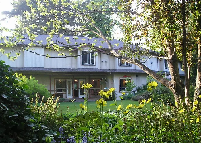 Cedar Wood Lodge Bed & Breakfast Inn